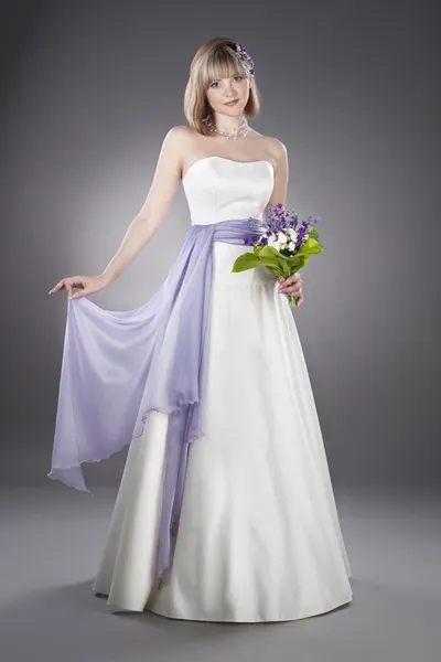Mooie bruid in de bruiloft jurk — Stockfoto