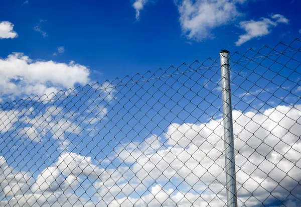 栅栏和天空 — 图库照片