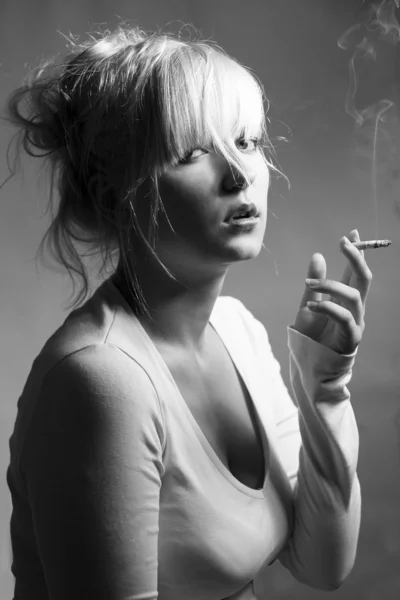 güzel sigara kadın portresi