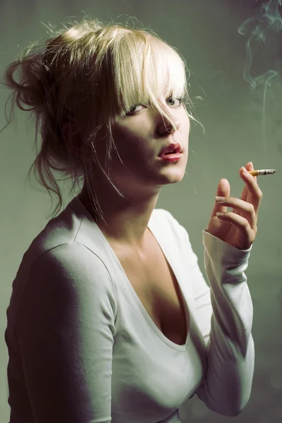 güzel sigara kadın portresi