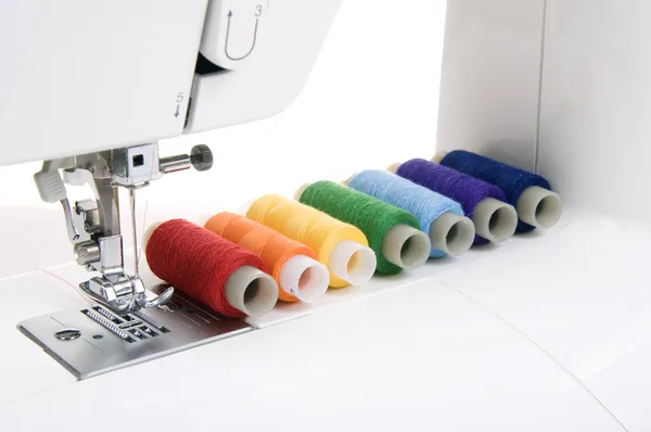 Máquina de costura e linha — Fotografia de Stock