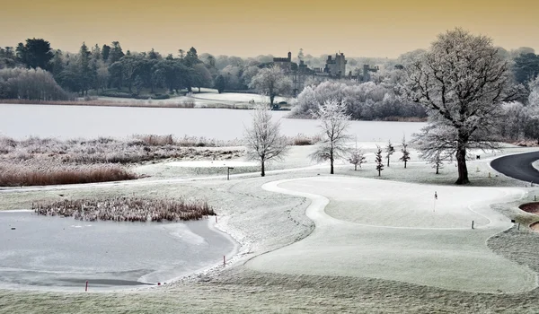 Zima zimny malowniczych krajobrazów jeziora zamek w odległości, irela — Zdjęcie stockowe