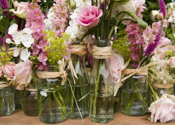 Flores em jarros de engarrafamento — Fotografia de Stock