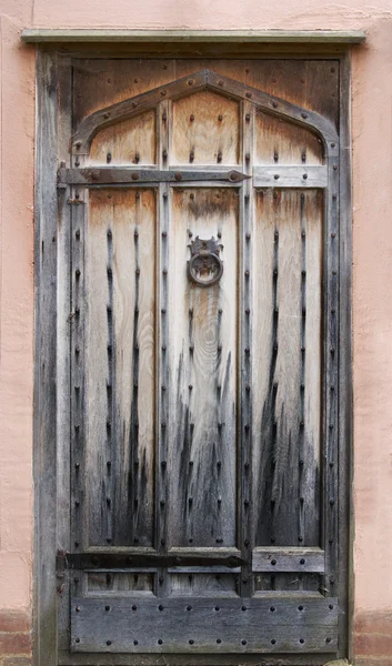 Grande porta de madeira — Fotografia de Stock