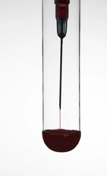Reagenzglas und Spritze mit hypodermischer Nadel — Stockfoto