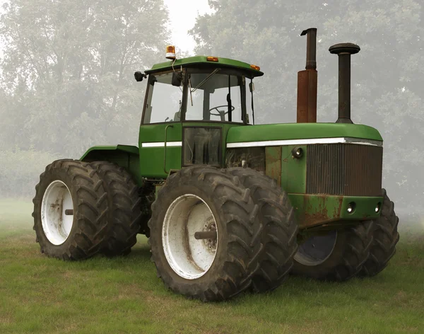 Zelené a bílé traktor — Stock fotografie