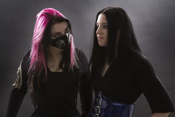 Zwei gothische Mädchen — Stockfoto