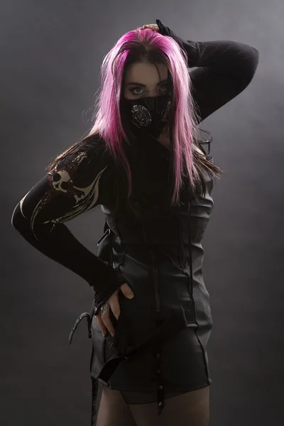 Goth flicka med gasmask — Stockfoto
