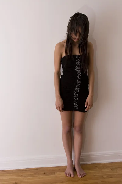 Tonåring i svart klänning — Stockfoto