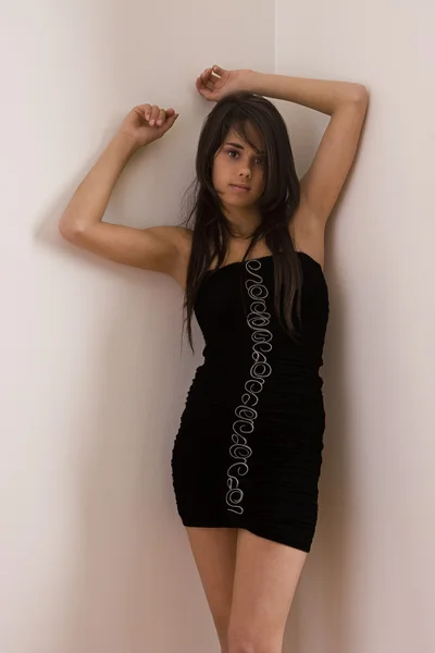 Nastolatka w czarnej sukni — Zdjęcie stockowe