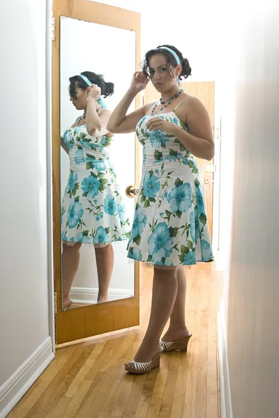 The woman in the mirror — Stock Photo, Image