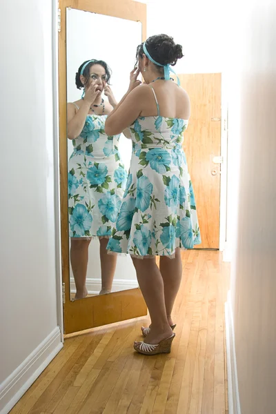 In front of a mirror — Stock Photo, Image