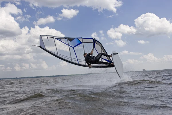 Windsurfer arrasar — Fotografia de Stock