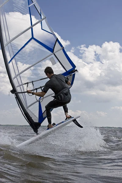Windsurfer lançando — Fotografia de Stock