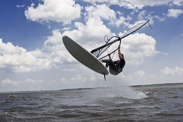 Windsurfer fliegt in der Luft lizenzfreie Stockbilder