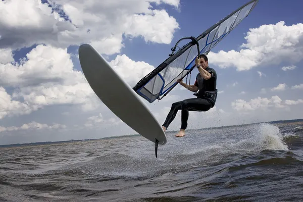 Windsurfer fliegt in der Luft lizenzfreie Stockfotos