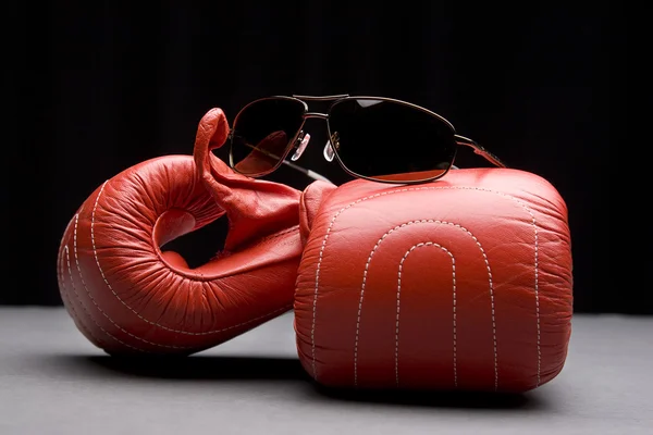 Boxing gloves and sunglasses — Stock Photo, Image