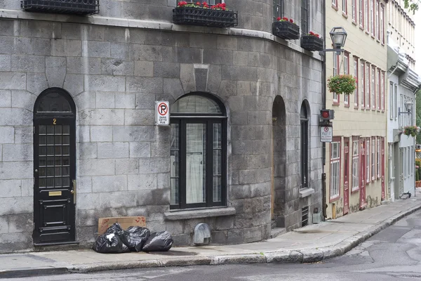 Dia do lixo em Old Quebec — Fotografia de Stock