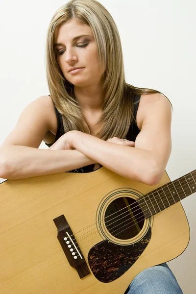 Mujer y guitarra —  Fotos de Stock