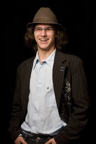 Adolescente con sombrero en una camisa arrugada —  Fotos de Stock