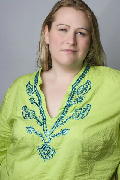 Mujer con sobrepeso en camisa arrugada — Foto de Stock