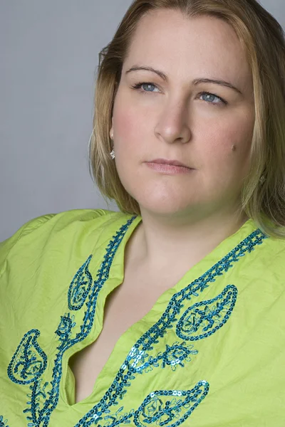 Mujer con sobrepeso mirando triste — Foto de Stock