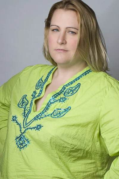 Mulher com excesso de peso em camisa de rugas — Fotografia de Stock