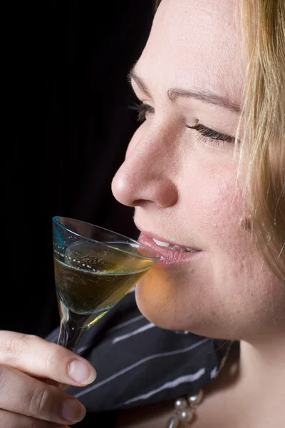 Överviktig kvinna med en drink — Stockfoto