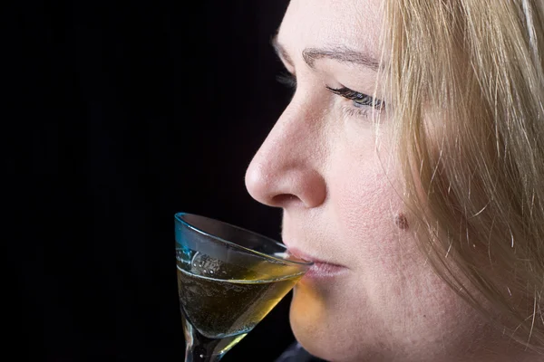Mujer con sobrepeso tomando una copa — Foto de Stock