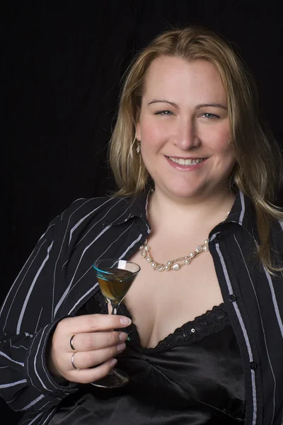 Mujer con sobrepeso tomando una copa — Foto de Stock