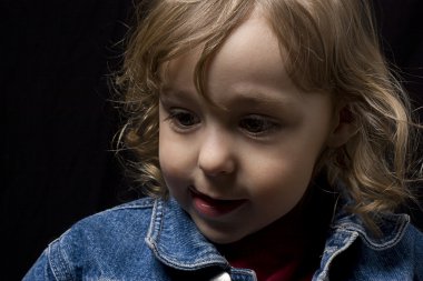 toddler aşağı bakıyor