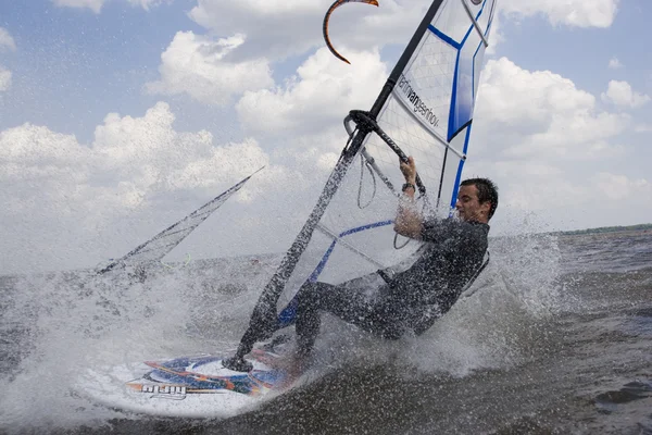 Windsurfer haciendo un truco — Foto de Stock