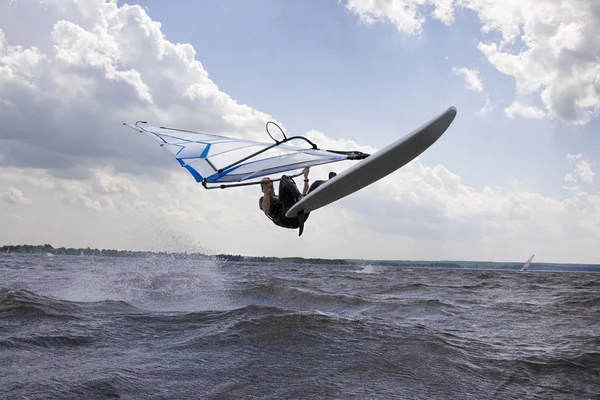 Windsurfer haciendo un aterrizaje nasal — Foto de Stock
