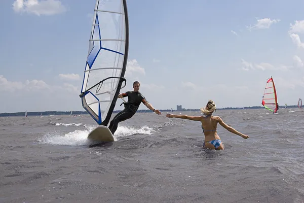 Kız arkadaşım için ulaşan Rüzgar Sörfü — Stok fotoğraf