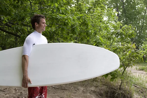 Surfare vid trädgränsen — Stockfoto