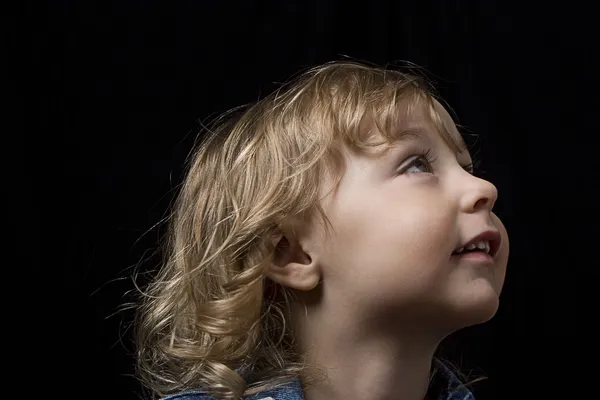 Niño mirando hacia arriba —  Fotos de Stock