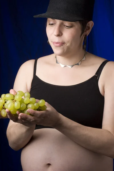 Choosing grapes — Stock Photo, Image