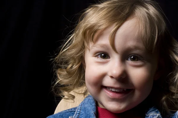 Niño de dos años con una gran sonrisa —  Fotos de Stock