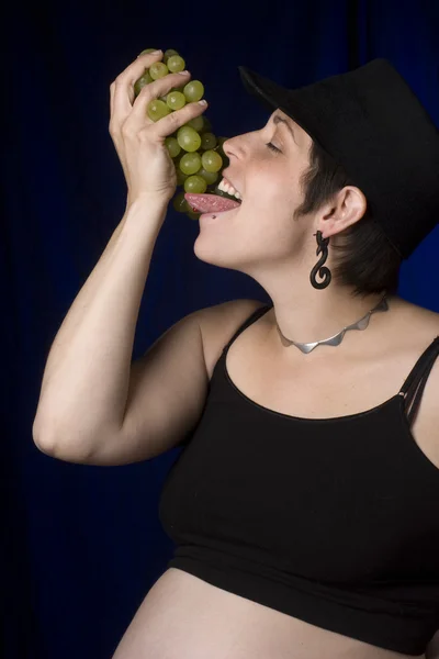 Eating grapes — Stock Photo, Image