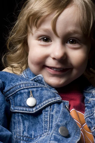 Två år gammal pojke med ett stort leende — Stockfoto