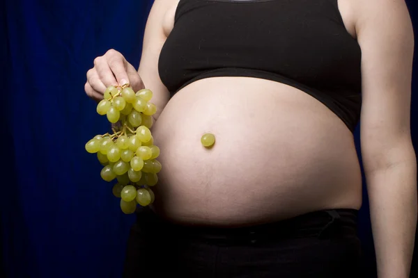 Showing off grapes — Stock Photo, Image