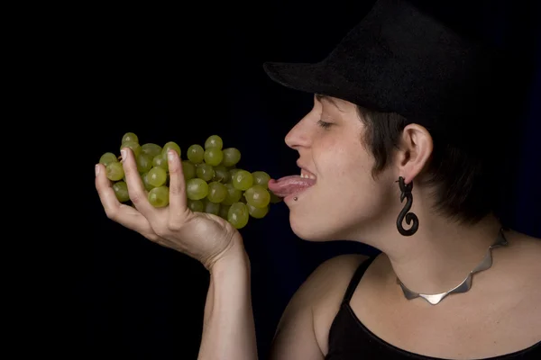 Licking grapes — Stock Photo, Image