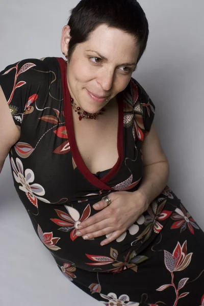 Беременная женщина-мальчик разваливается — стоковое фото