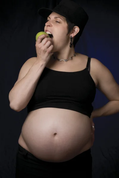 Gravid kvinna äter äpple — Stockfoto