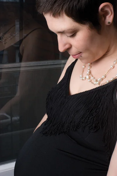 ウィンドウの前面に妊娠中の女性 — ストック写真
