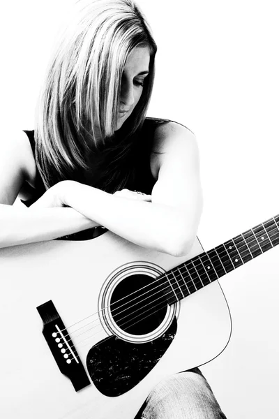 Mujer con guitarra acústica — Foto de Stock