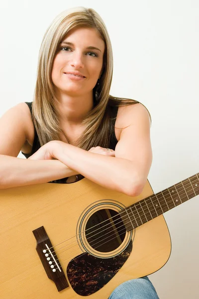 Nő, akusztikus gitár — Stock Fotó
