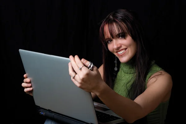 Modelka - pracuje na laptopie — Zdjęcie stockowe