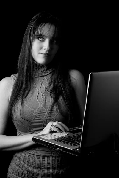 Fashion Model - Arbeiten am Laptop — Stockfoto