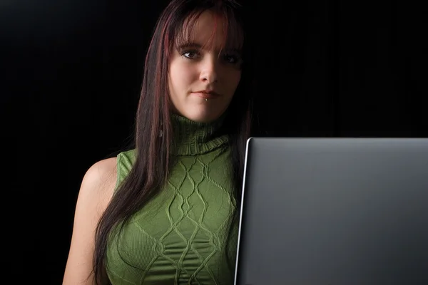 Modelo de moda - Trabajar en el ordenador portátil — Foto de Stock